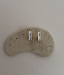 Çelik Kare Model Mineli Küpe