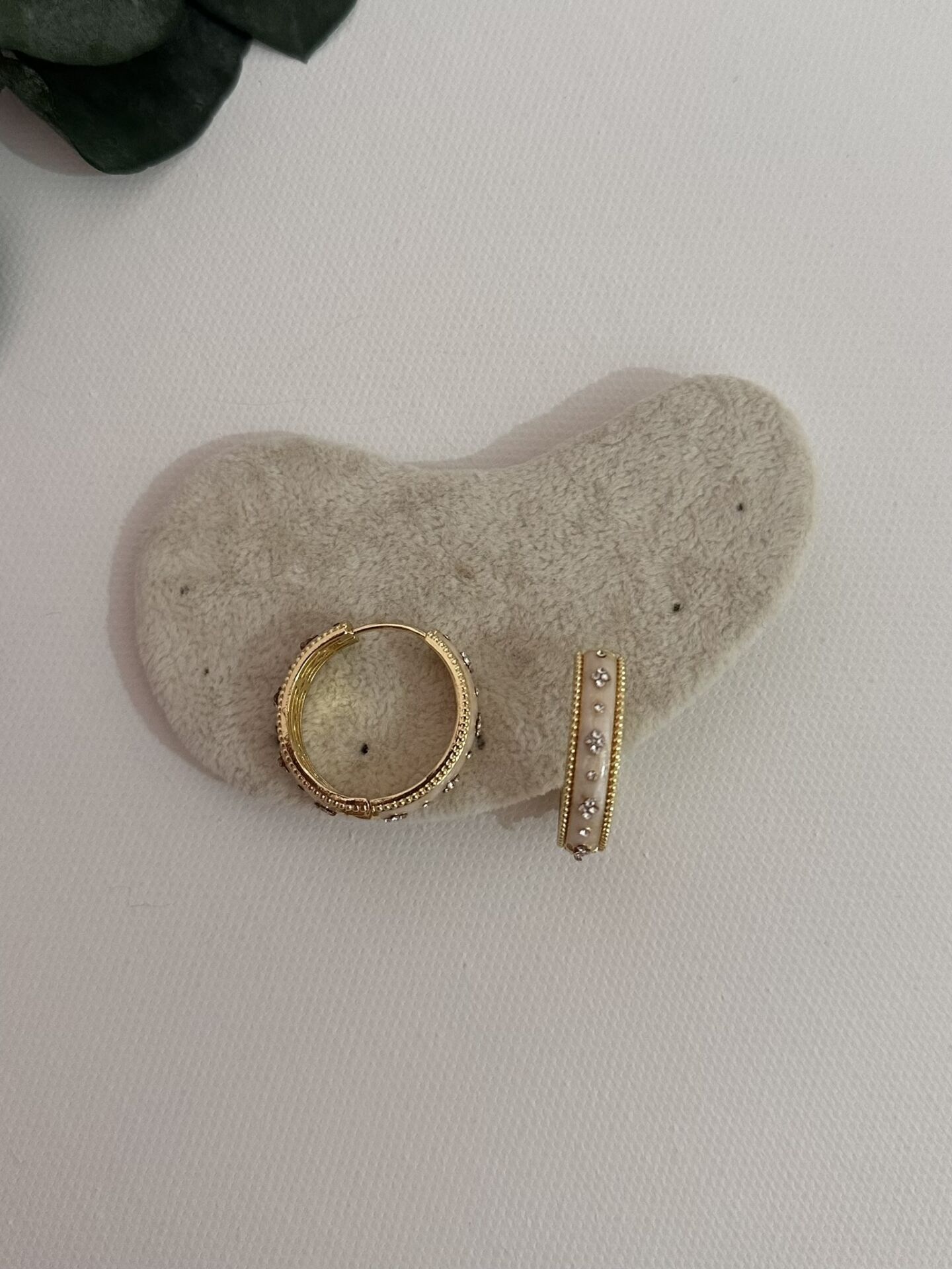 Çelik Halka Küpe Mineli Beyaz