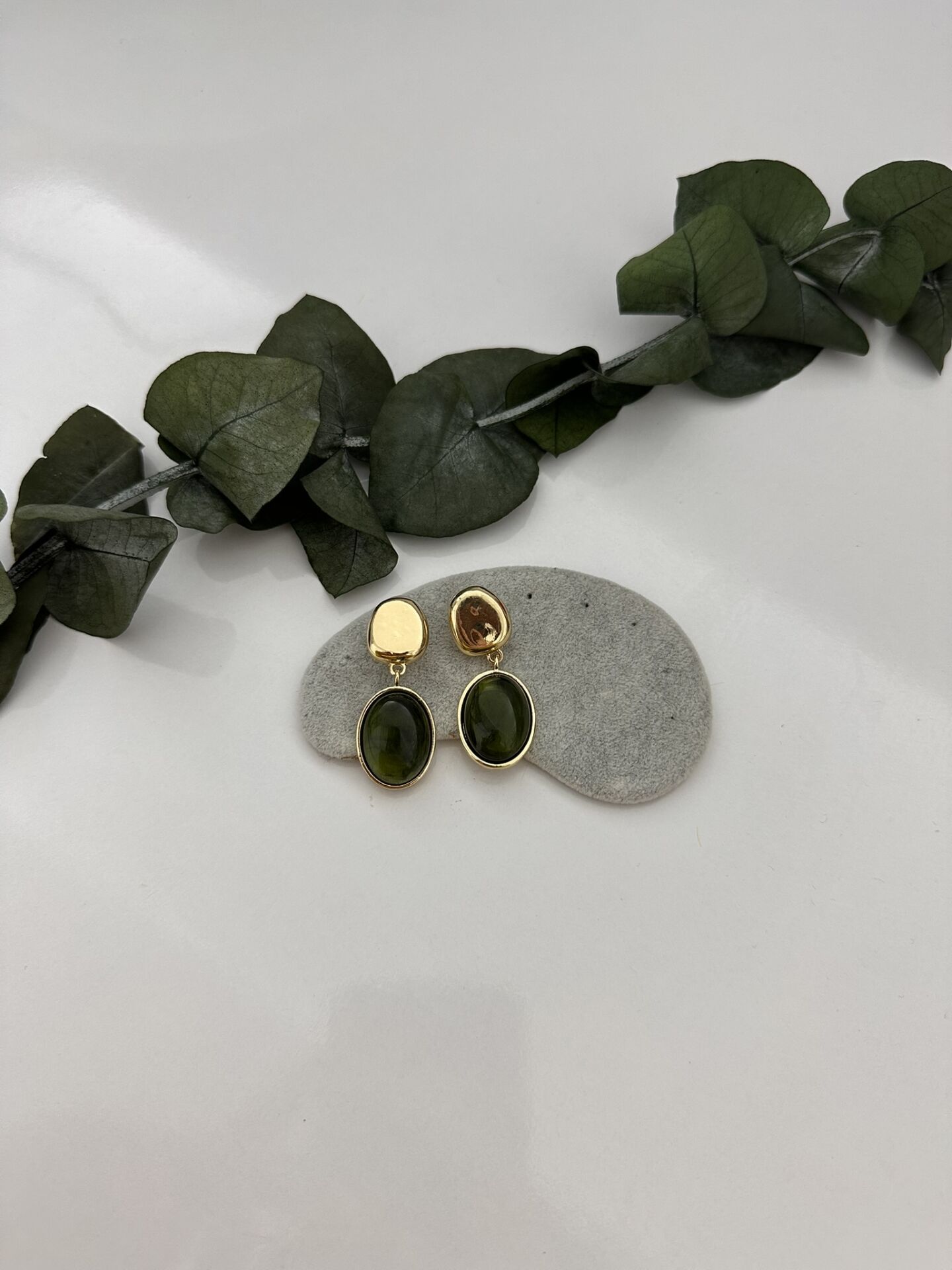 Gold Detay Sallantılı Yeşil Küpe