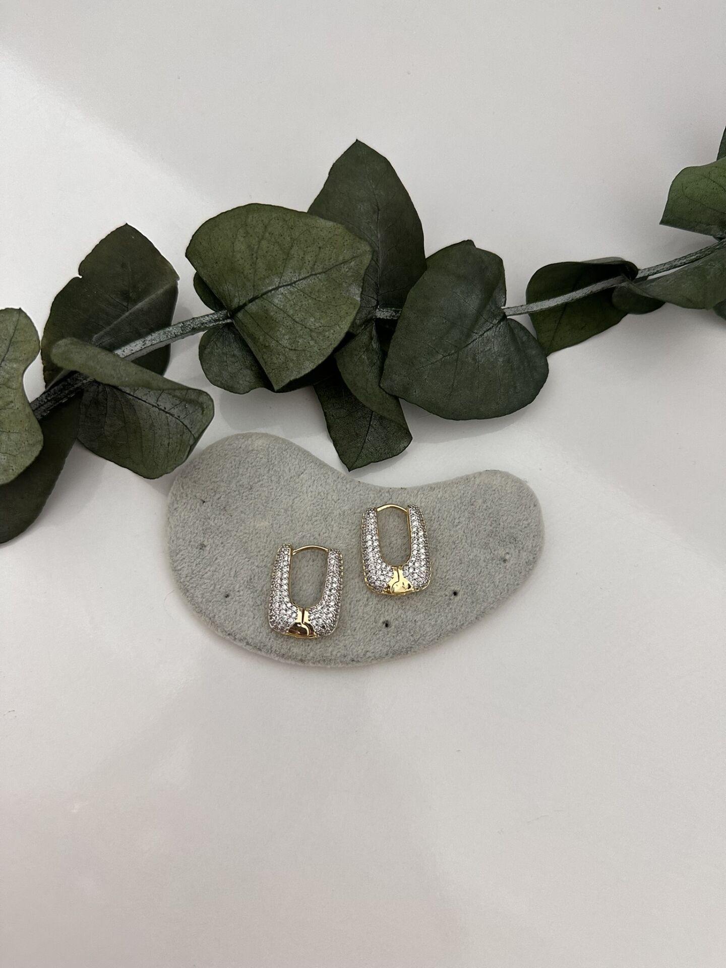 Çelik Kare Taş Detaylı Küpe